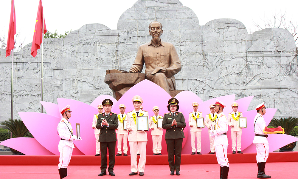 Bac Giang police report achievements to President Ho Chi Minh